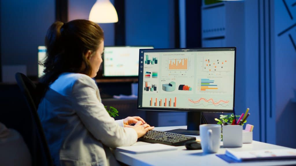 Profissional trabalhando em análises de CRM em seu computador.