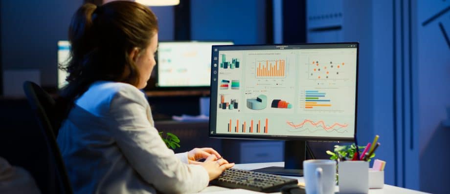 Profissional trabalhando em análises de CRM em seu computador.